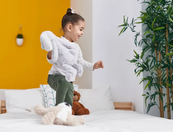 Sevimli Spanyol Kız Yatak Odasında Oyuncak Ayıyı Tutuyor — Stok fotoğraf