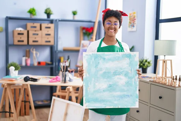 Africano Artista Americano Mulher Sorrindo Confiante Mostrando Desenhar Estúdio Arte — Fotografia de Stock