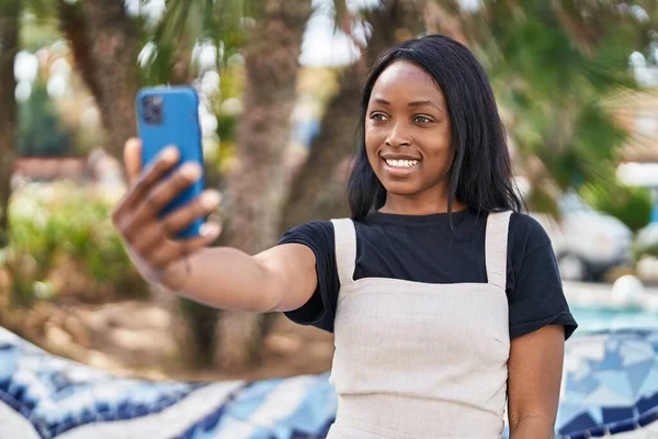 Young African American Woman Smiling Confident Making Selfie Smartphone Park — Stock fotografie