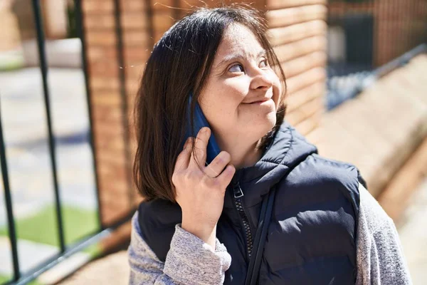 Mujer Joven Con Síndrome Sonriendo Confiado Hablando Teléfono Inteligente Calle — Foto de Stock
