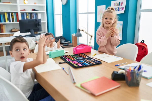 Gyerekek Egy Csoportja Asztalon Tapsolnak Osztályteremben — Stock Fotó