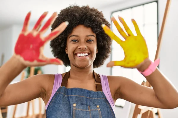 Mladý Afroameričan Žena Úsměv Jistý Ukazující Namalované Dlaně Ruce Art — Stock fotografie