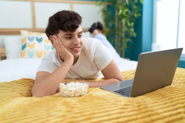 Мужчина Билета Смотрит Кино Ноутбуке Лежа Кровати Спальне — стоковое фото