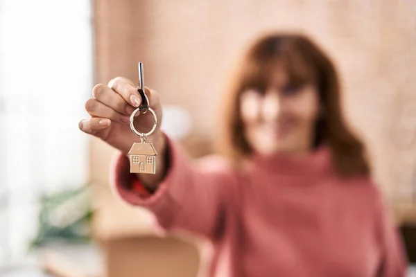 Middle Age Woman Smiling Confident Holding Key New Home — ストック写真