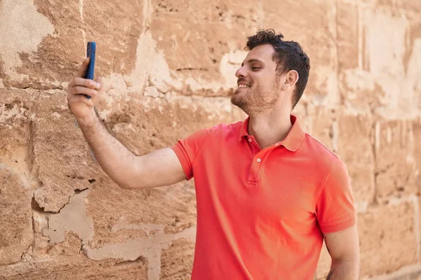 Νεαρός Ισπανόφωνος Χαμογελά Σίγουρος Κάνοντας Selfie Από Smartphone Στο Δρόμο — Φωτογραφία Αρχείου