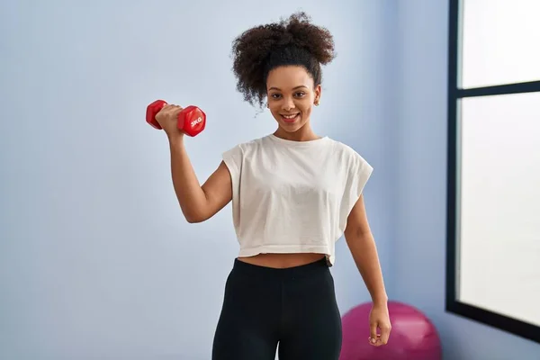 Young African American Woman Smiling Confident Training Using Dumbbell Sport — Stock Photo, Image