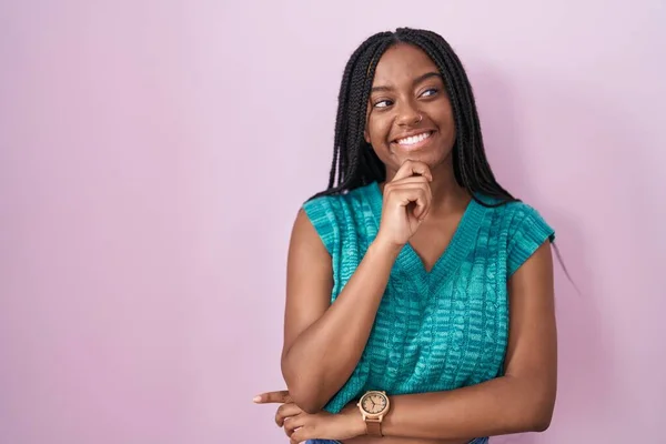 Junger Afroamerikaner Mit Zöpfen Die Vor Rosa Hintergrund Stehen Die — Stockfoto
