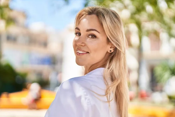 Jonge Blonde Vrouw Glimlachen Zelfverzekerd Staan Park — Stockfoto