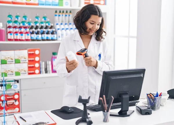 Young Woman Pharmacist Scanning Pills Bottle Pharmacy — Stockfoto