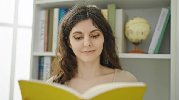 Młoda Piękna Latynoska Studentka Uśmiechająca Się Pewnie Czytając Książkę Uniwersytecie — Zdjęcie stockowe