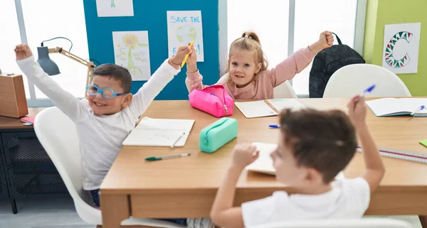 Gyerekek Egy Csoportja Asztalra Győztes Kifejezéssel Osztályteremben — Stock Fotó