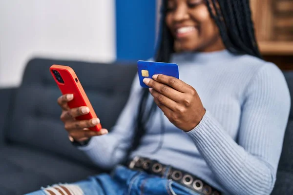 Mujer Afroamericana Usando Teléfono Inteligente Tarjeta Crédito Sentada Sofá Casa — Foto de Stock