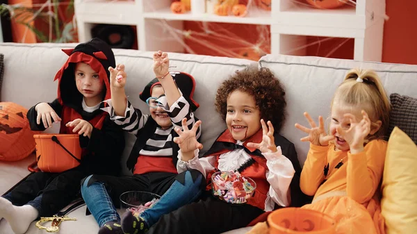 Cadılar Bayramı Kostümü Giymiş Bir Grup Çocuk Evde Korku Jesti — Stok fotoğraf