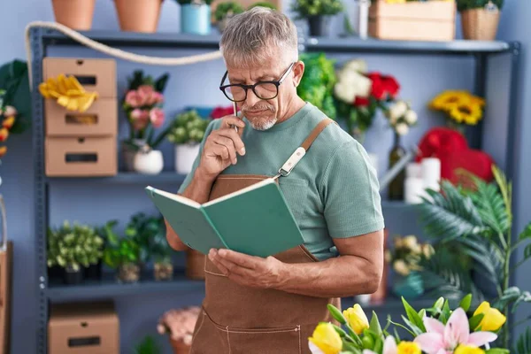 Middle Age Grey Haired Man Florist Ανάγνωση Βιβλίου Στο Ανθοπωλείο — Φωτογραφία Αρχείου