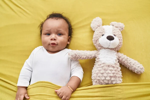 非洲裔美国婴儿和泰迪熊躺在床上休息 — 图库照片