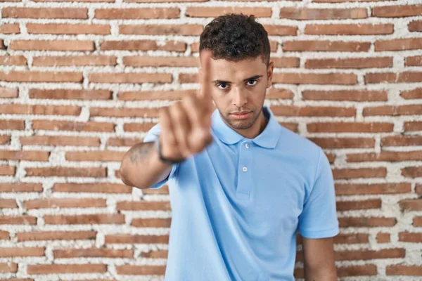 Brasilianischer Junger Mann Steht Mit Erhobenem Zeigefinger Und Wütendem Gesichtsausdruck — Stockfoto