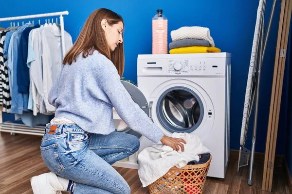 Çamaşırhanede Çamaşır Yıkayan Genç Bir Kadın — Stok fotoğraf