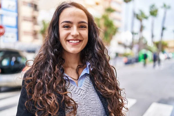 Jovem Hispânica Sorrindo Confiante Rua — Fotografia de Stock
