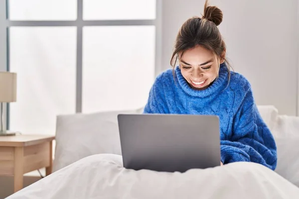 Young Beautiful Hispanic Woman Using Laptop Sitting Bed Bedroom — Stock fotografie