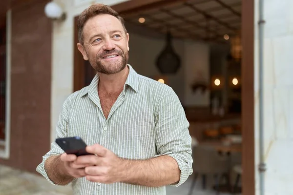 Homem Meia Idade Sorrindo Confiante Usando Smartphone Rua — Fotografia de Stock