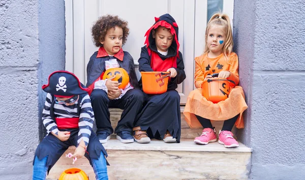 Gruppo Bambini Che Indossano Costume Halloween Mettendo Dolci Nel Cestino — Foto Stock