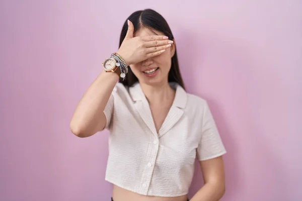Китайська Молода Жінка Стоїть Над Рожевим Фоном Посміхається Сміється Руки — стокове фото
