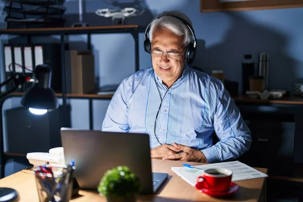 Hispanische Senior Mann Trägt Call Center Agent Headset Der Nacht — Stockfoto