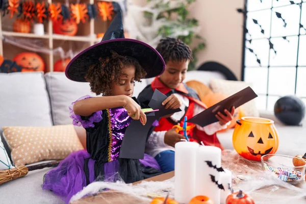 Rozkošný Africký Americký Chlapec Dívka Halloween Party Řezání Papíru Doma — Stock fotografie