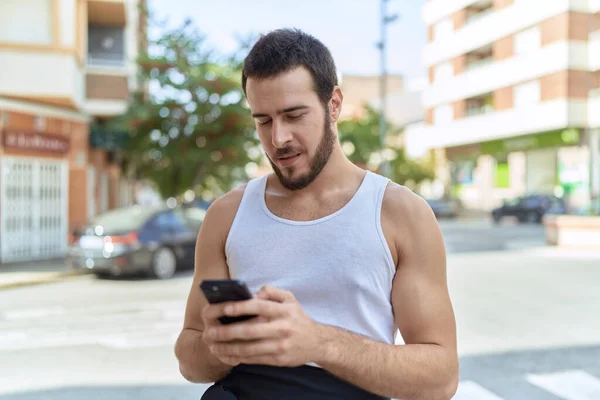 Jovem Hispânico Sorrindo Confiante Usando Smartphone Rua — Fotografia de Stock