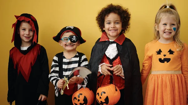Skupina Dětí Nosí Halloween Kostým Drží Dýňový Koš Přes Izolované — Stock fotografie