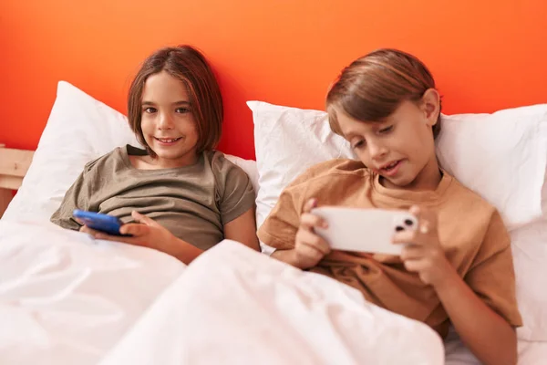 Schattige Jongens Met Behulp Van Smartphone Zitten Bed Slaapkamer — Stockfoto