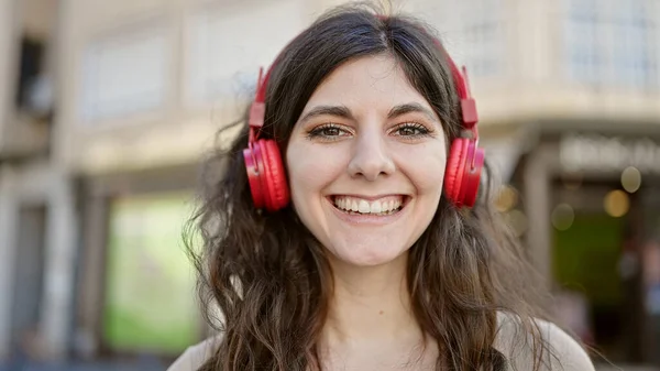 Młoda Piękna Latynoska Uśmiechnięta Pewna Siebie Słuchająca Muzyki Ulicy — Zdjęcie stockowe