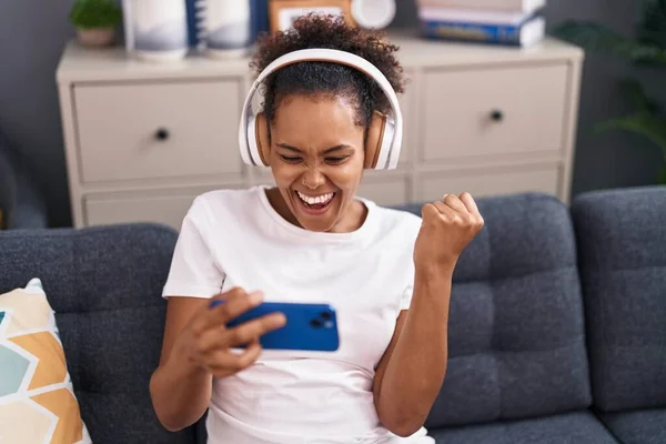 Африканская Американка Играет Видеоигры Сидя Дома Диване — стоковое фото