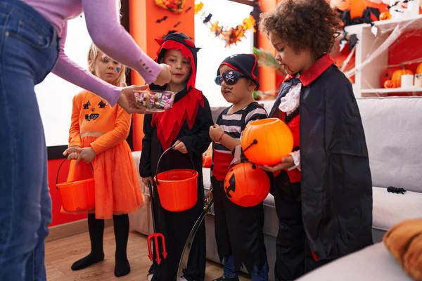 Gyerekek Halloween Jelmezt Viselő Csoportja Akik Otthon Kapnak Cukorkát — Stock Fotó