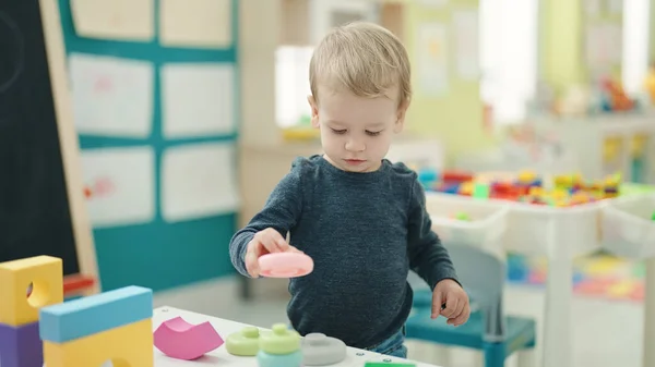 Liebenswertes Blondes Kleinkind Spielt Kindergarten Mit Spielzeug — Stockfoto