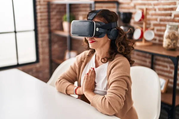 Middle Age Hispanic Woman Wearing Virtual Reality Glasses Meditating Home — Fotografia de Stock