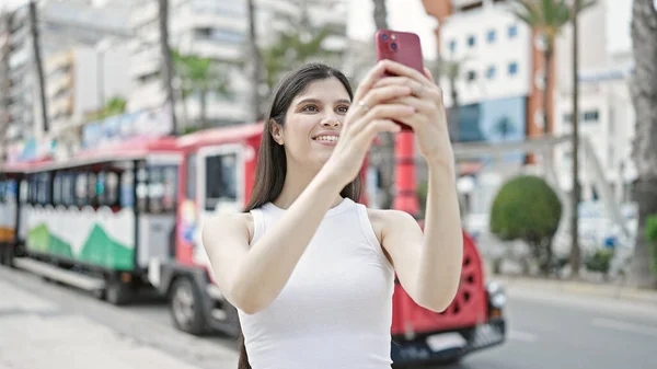 Genç Güzel Spanyol Bir Kadın Gülümsüyor Akıllı Telefonuyla Caddede Kendine — Stok fotoğraf