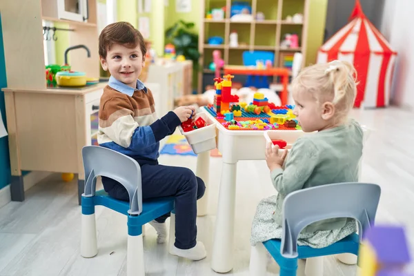 Liebenswerter Junge Und Mädchen Spielen Kindergarten Mit Bauklötzen Tisch — Stockfoto