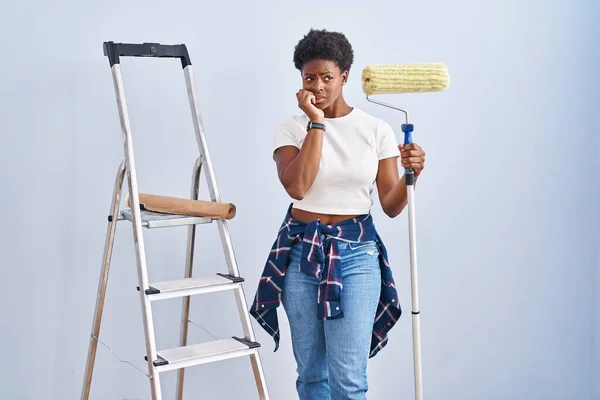 Mulher Afro Americana Segurando Pintor Rolos Olhando Estressado Nervoso Com — Fotografia de Stock