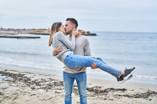 해변에서 껴안고 키스를 — 스톡 사진