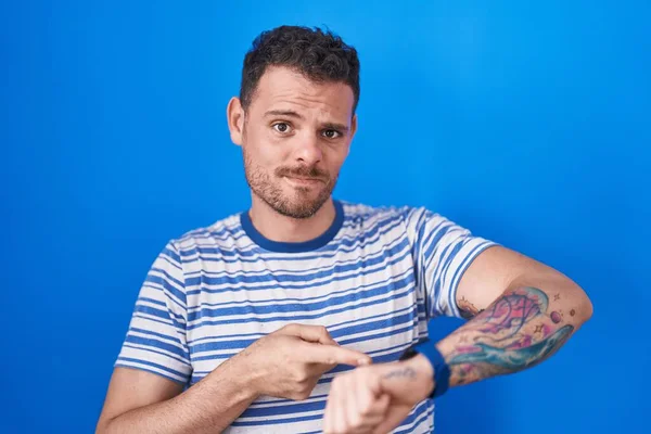 Young Hispanic Man Standing Blue Background Hurry Pointing Watch Time — Foto Stock