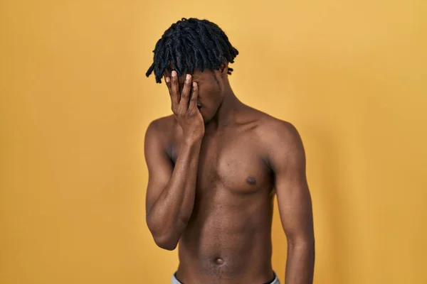 Jovem Africano Com Dreadlocks Sem Camisa Com Expressão Triste Cobrindo — Fotografia de Stock