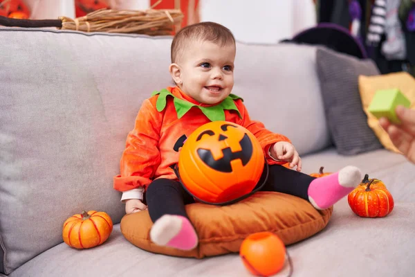 Adorável Bebê Hispânico Tendo Festa Halloween Vestindo Traje Abóbora Casa — Fotografia de Stock