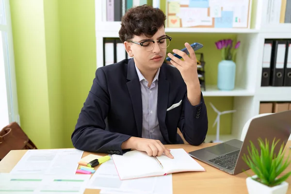 Non Binary Man Business Worker Stressed Talking Smartphone Reading Notebook — ストック写真