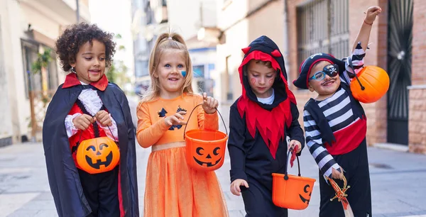 Grupa Dzieci Kostiumie Halloween Gospodarstwa Kosz Dyni Ulicy — Zdjęcie stockowe