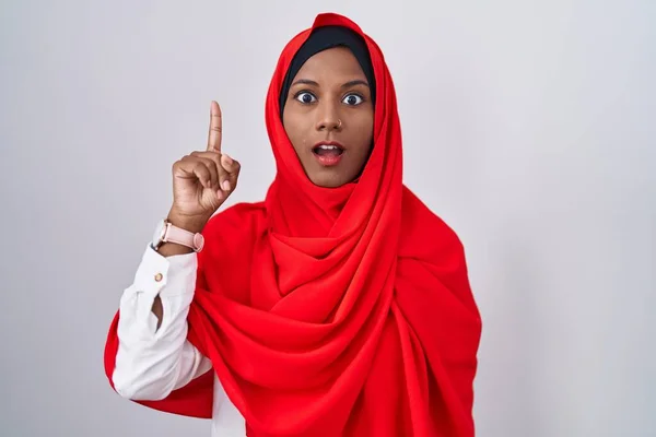 Junge Arabische Frau Mit Traditionellem Islamischen Hijab Schal Zeigt Mit — Stockfoto