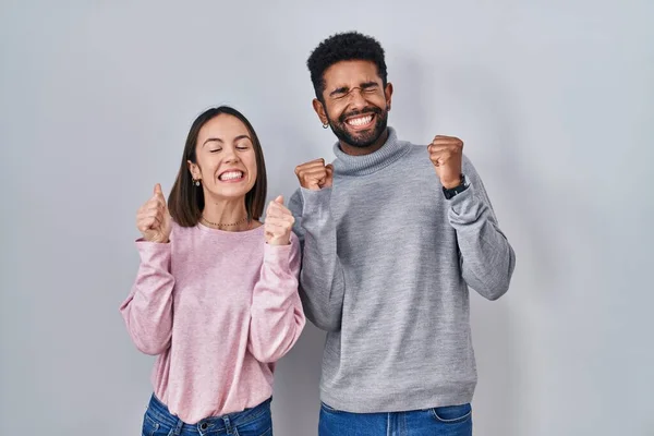 Unga Latinamerikanska Par Står Tillsammans Glada För Framgång Med Armarna — Stockfoto