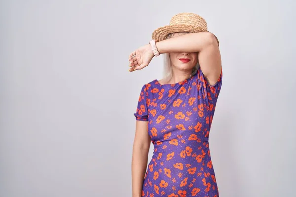 Молодая Кавказская Женщина Цветочном Платье Летняя Шляпа Закрытыми Глазами Выглядящая — стоковое фото