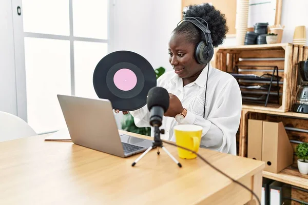 Genç Afro Amerikan Kadın Yayıncı Radyo Stüdyosunda Vinil Disk Tutarak — Stok fotoğraf