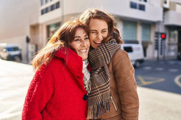 两个母亲和女儿在街上互相拥抱 — 图库照片